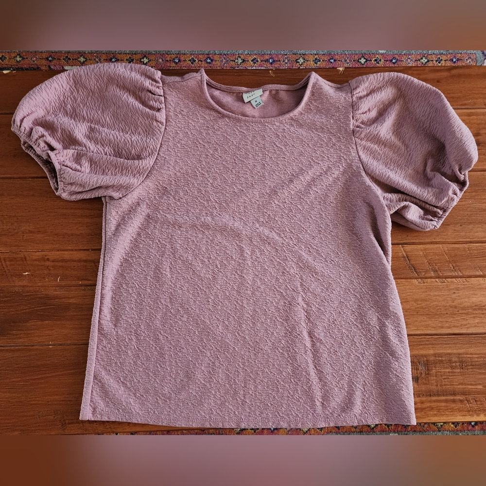 Puffy sleeved textured top